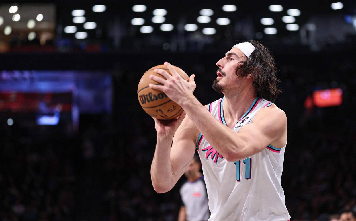 关于夏洛特黄蜂训练开放日，转会期单刀错失引欢呼，CBA季后赛在即，临场指挥获称赞的信息