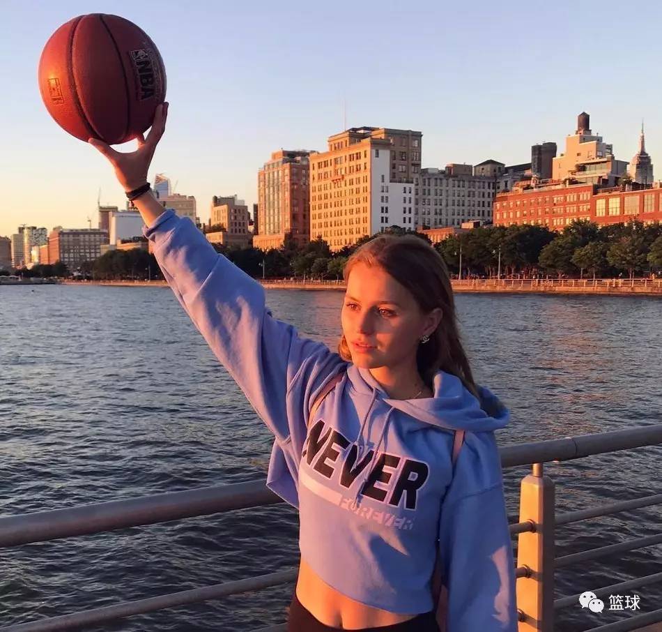 密尔沃基雄鹿训练开放日，加时末段内部沟通引欢呼，欧超杯在即，训练强度明显提升的简单介绍